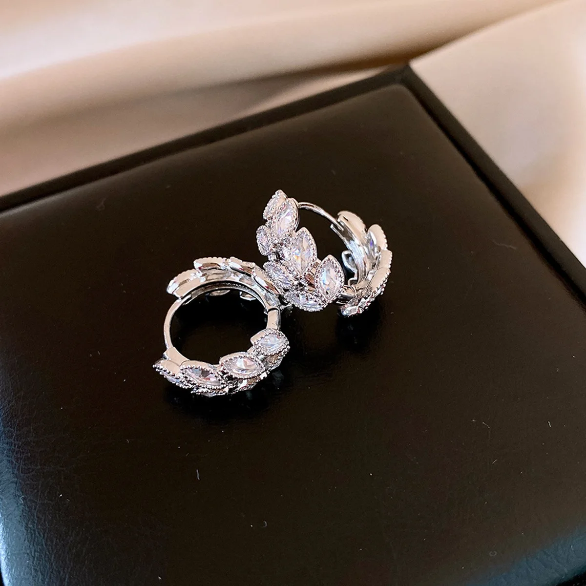 Pendientes de aro de circón brillante francés con hebilla redonda para oreja, diseño exquisito, picos de trigo, joyería de moda para mujer de diseñador de alta gama W