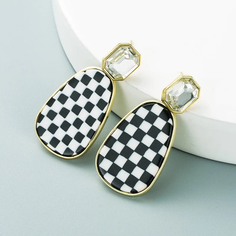 Stylish and simple hot-selling geometric black and white checkerboard alloy earrings women's versatile atmospheric earrings earr