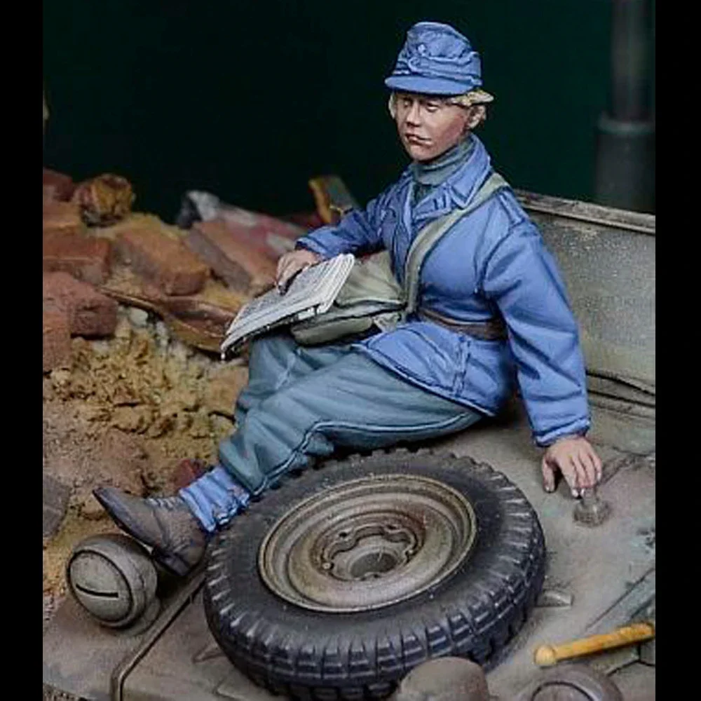 1/35 Assistant to WW II Soldiers, Resin Model figure soldier, Military themes, Unassembled and unpainted kit