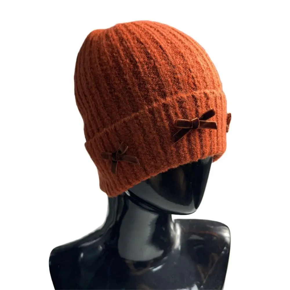 قبعة شتوية محبوكة بفيونكة سميكة وناعمة قبعة صغيرة كاجوال لطيفة للأذنين للنساء