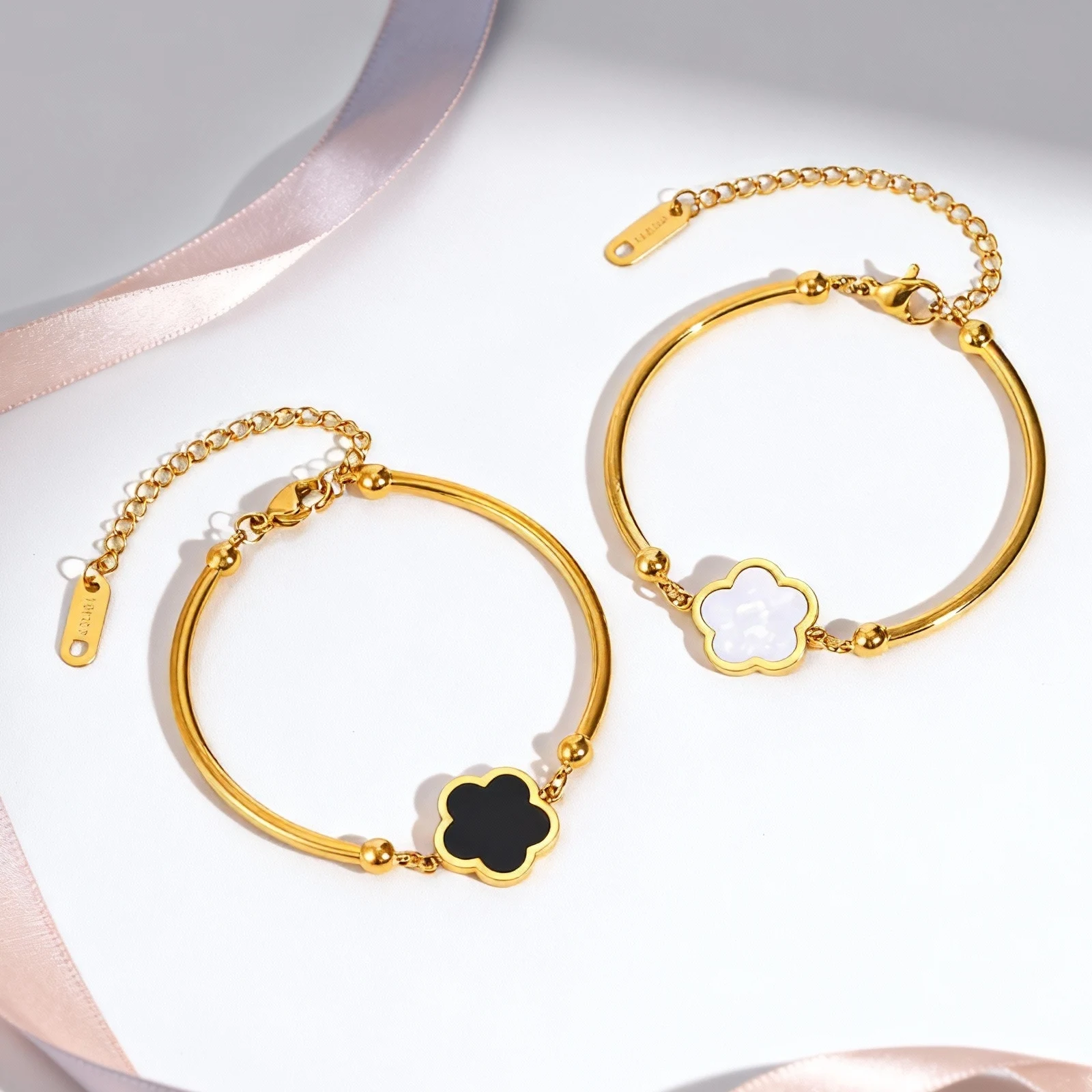 Klassisches Charm-Armband mit fünf Blättern und Blumen für Damen, verstellbarer Armband-Armreif aus Edelstahl, modischer Luxus-Klee-Schmuck – Detail 4