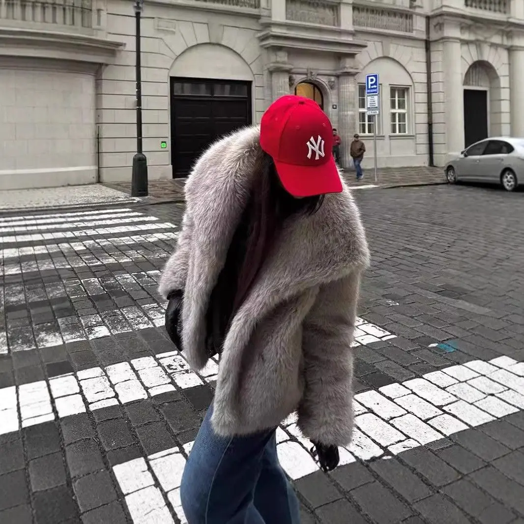 เสื้อโค้ทขนสัตว์เทียมสีพื้นสำหรับผู้หญิง พร้อมปกเสื้อแบบมีฮู้ด สไตล์ยุโรป สำหรับฤดูใบไม้ร่วงและฤดูหนาว ความยาวปานกลาง