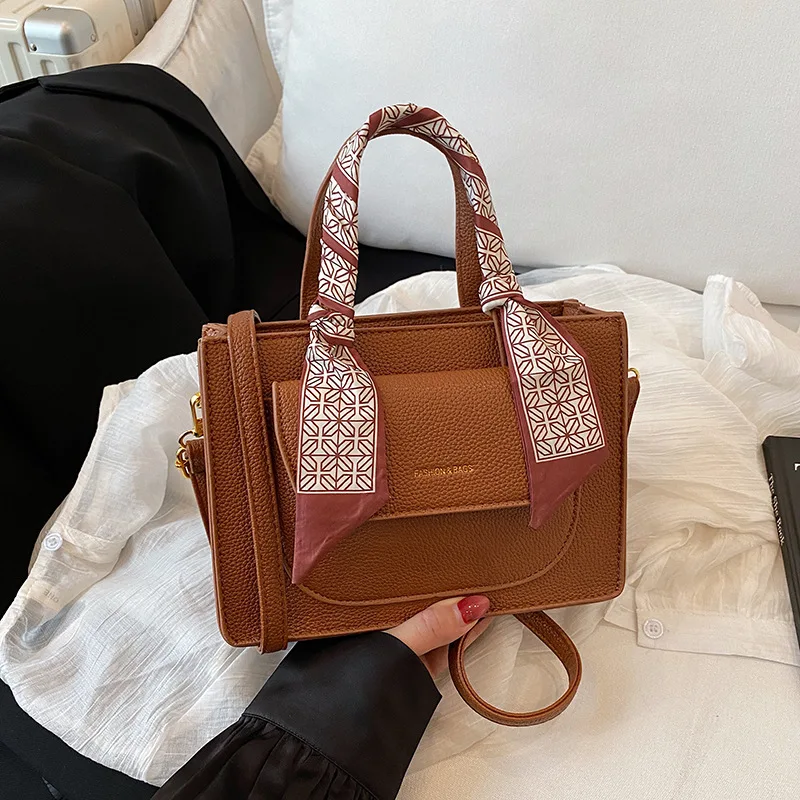 

Квадратная сумка с акцентом на шарф 2024, роскошная женская сумка через плечо, шикарная сумка через плечо, универсальная модная сумка на ремне для пригородных поездок ​