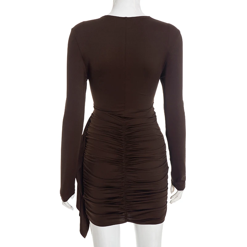 Einfarbiges, plissiertes Kleid mit langen Ärmeln, tailliertem Schnitt und schmaler Passform, kurzes Kleid mit elegantem Flair. – Detail 17