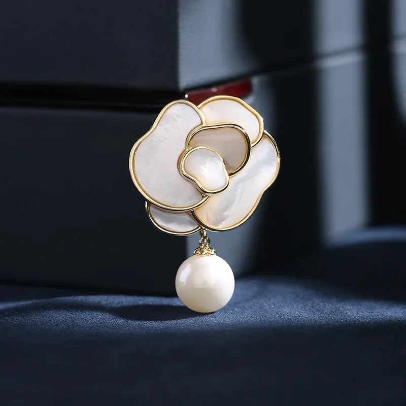 

Elegant and refined coat, overcoat, accessories, women's high-end feel, boutonnieres, pins001