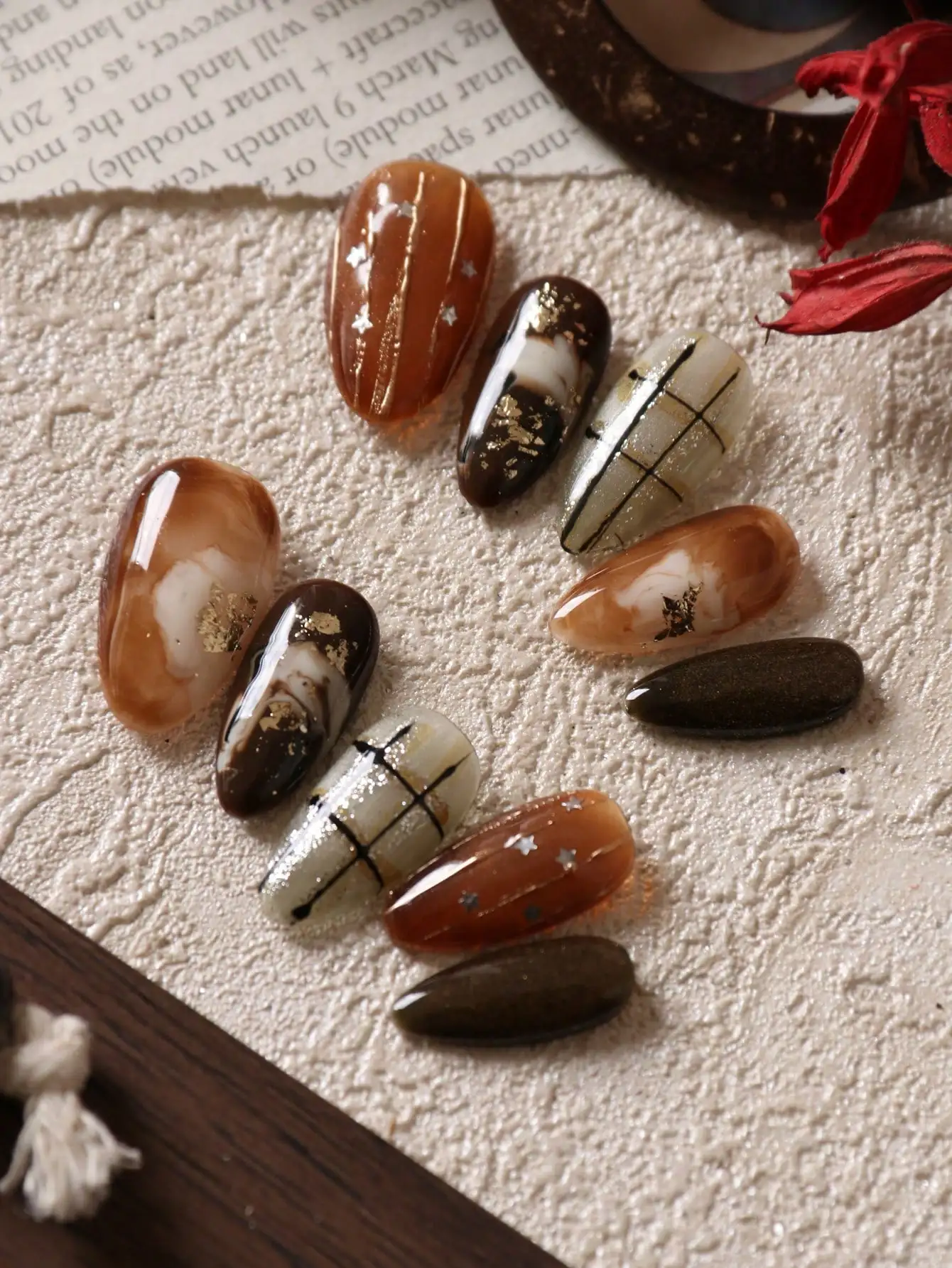 

10 шт. коротких коричневых акриловых накладных ногтей с эффектом ореола, в комплекте 1 лист клейких полосок и 1 мини-пилочка