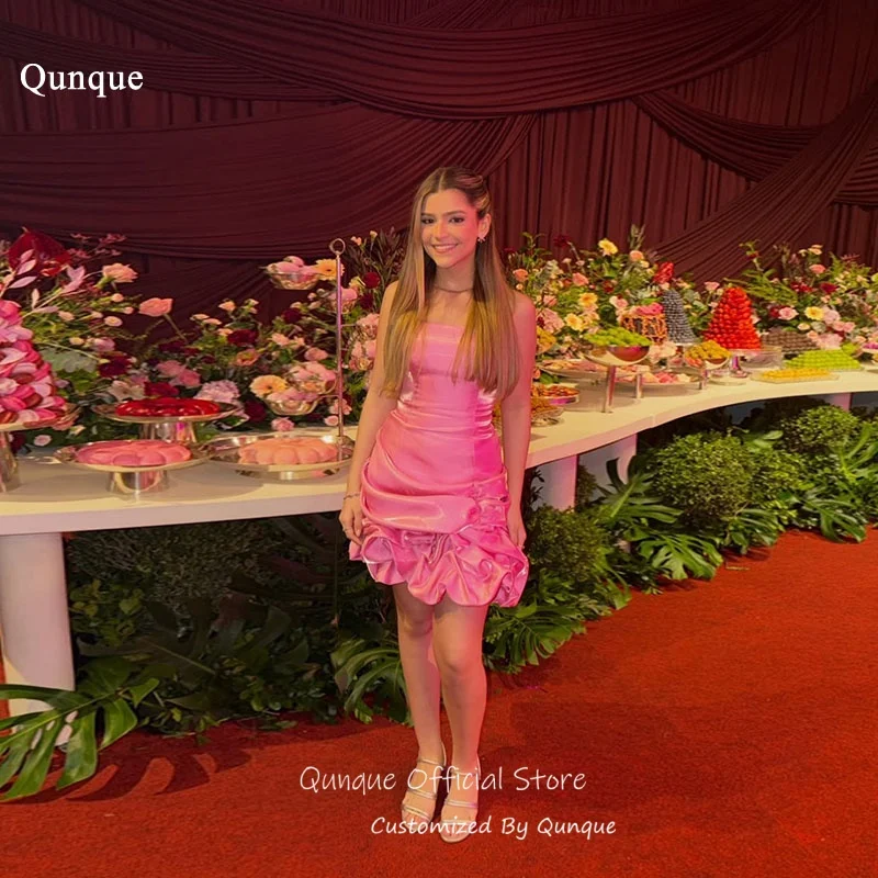 Qunque Hot Pink Rüschen-Geburtstags- und Ballkleider, glänzendes, figurbetontes Homecoming-Kleid, trägerloses Cocktail-Partykleid aus Satin, individuell gestaltet