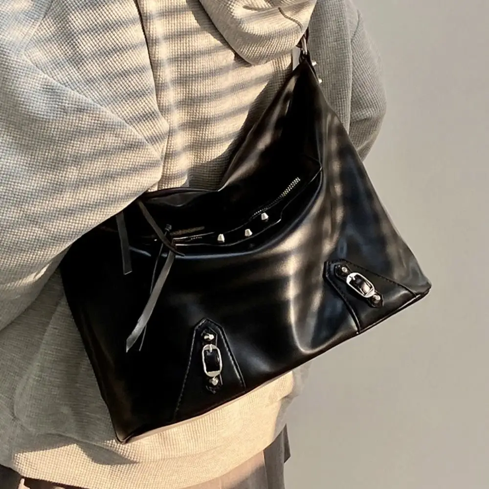 

Fashion Large Capacity Rivet Locomotive Bag Punk Elegant Retro Crossbody Bag New Design Handbag PU Underarm Bag Girls