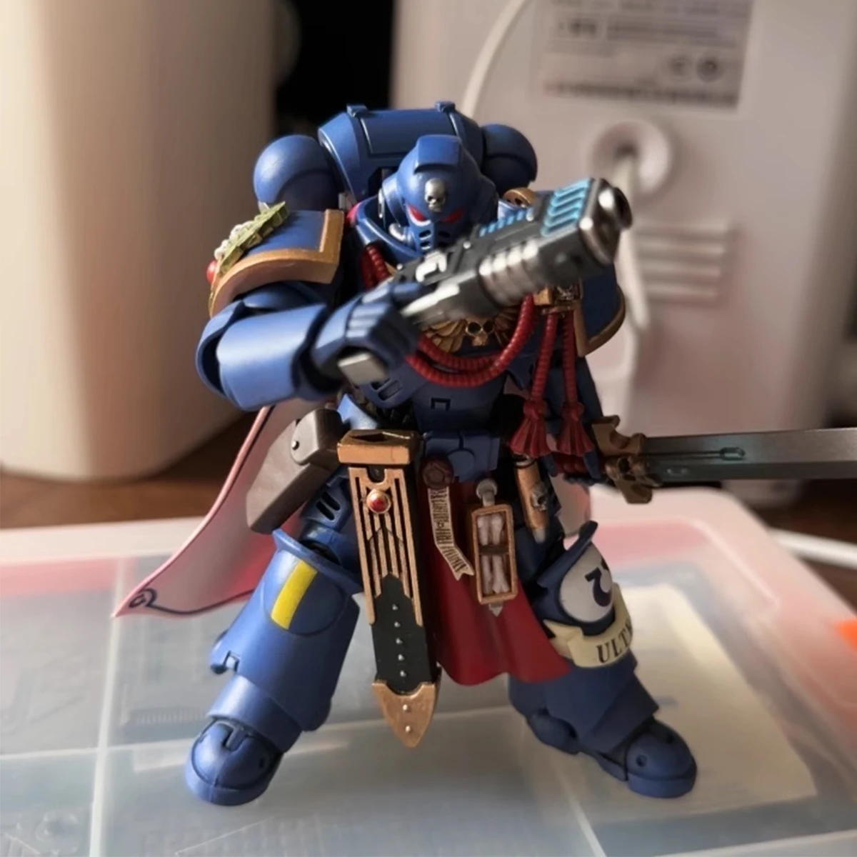 JOYTOY Warhammer 40k Ultramarines Action Figure 1/18Primaris กัปตัน Power Sword & พลาสม่าปืนพก Joint Movable รูปของเล่น