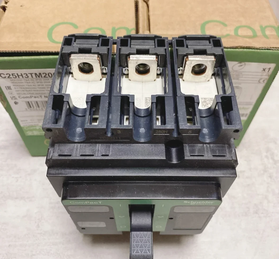 New molded case circuit breaker C25H3TM200