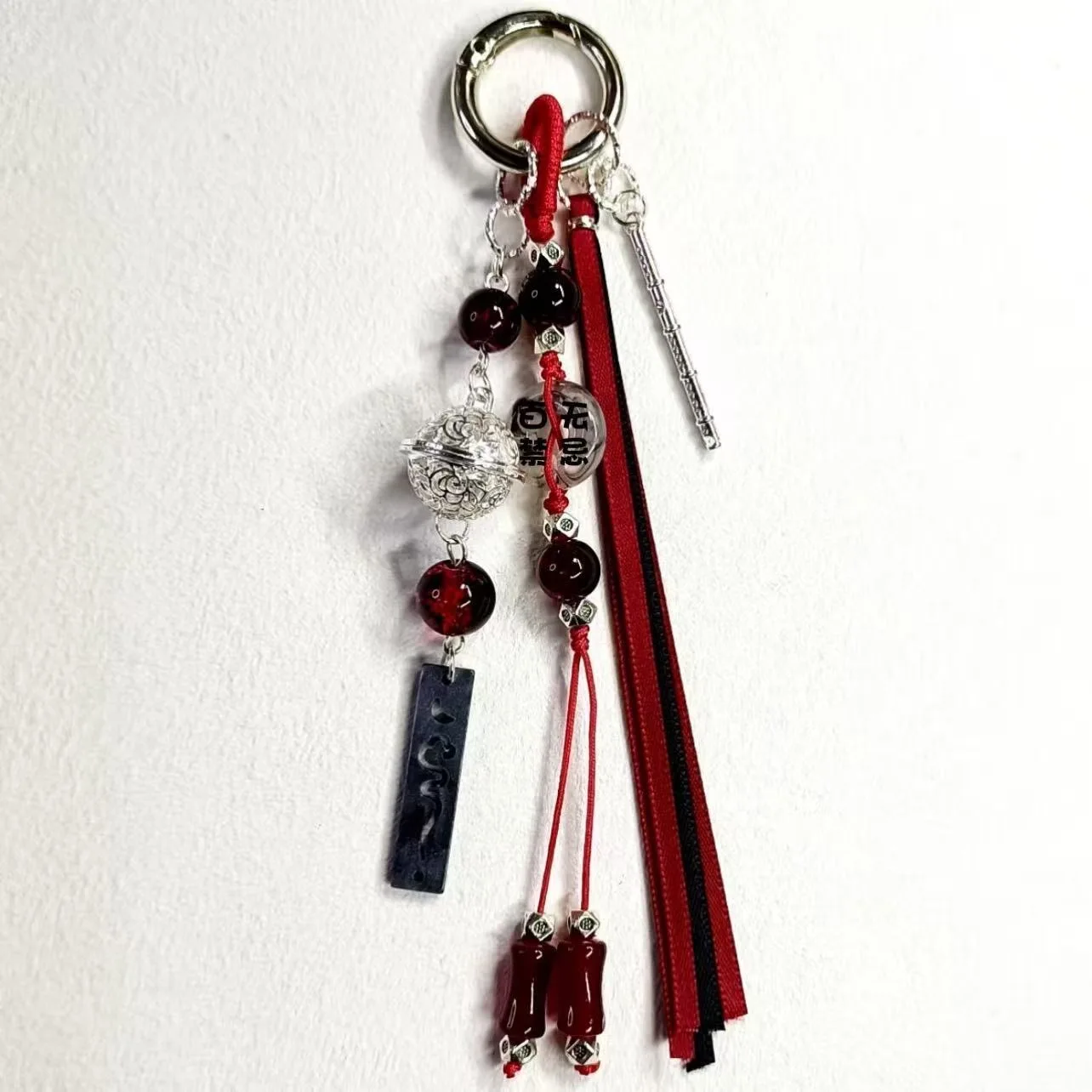 Colgante de llavero con diseño de la bandera de Magic Path, con cinta negra y flauta, ideal para cosplay.