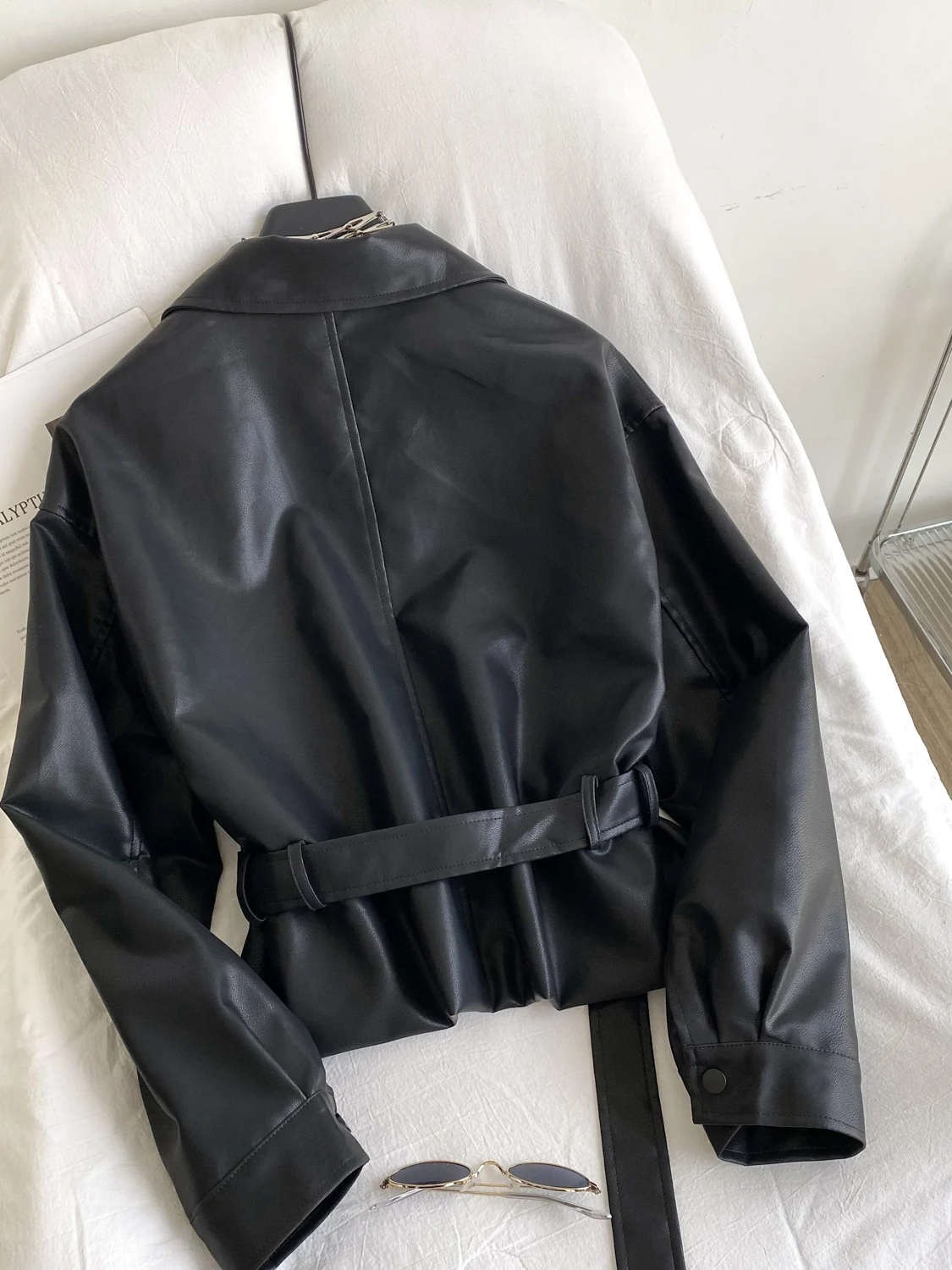 Ele Retro Briti Sle PU Leather Jaet Women's Autumn 2025 New Belted Waist ort Top Button Closure Long Sve