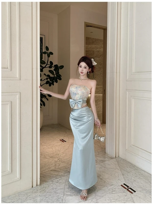 

Элегантное синее атласное платье без бретелек с цветочной вышивкой, бантом и подходящей юбкой. Модный комплект для девушек на весну-лето.