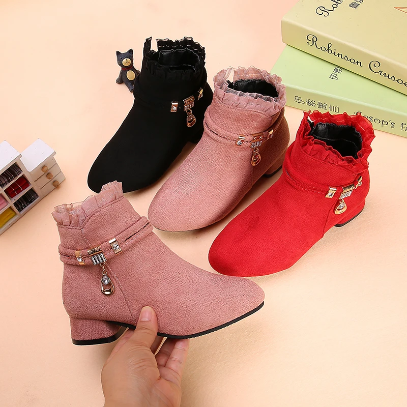 

Новинка 2023 года: ботильоны для девочек с пряжкой из стразов и кружевной отделкой. Новинка 2023 года, осенне-зимние нескользящие элегантные детские полусапожки принцессы на осень-зиму.