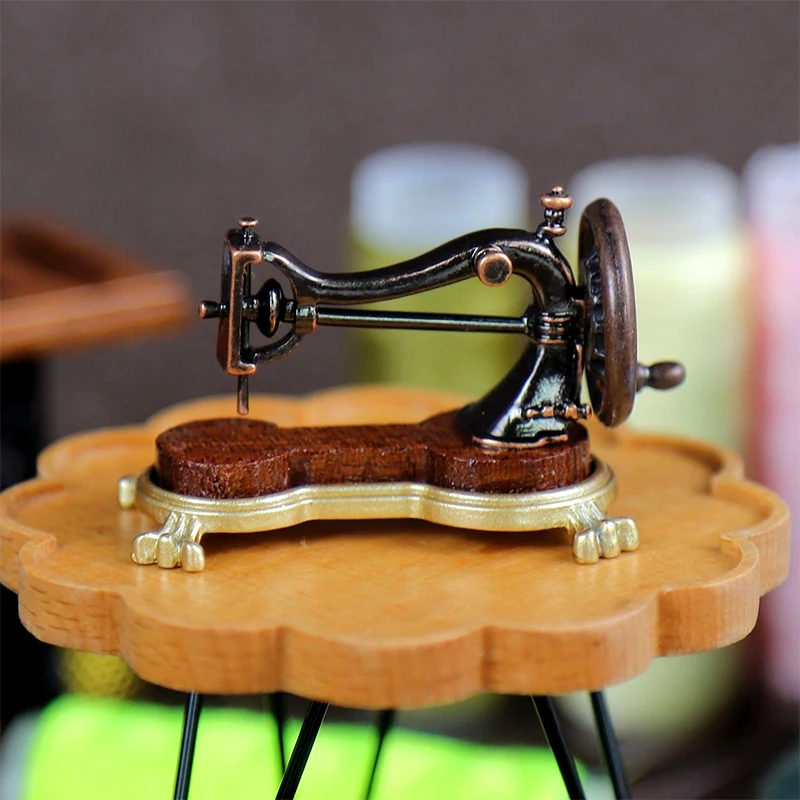 Máquina de coser en miniatura para casa de muñecas, muebles Retro, modelo de decoración del hogar, accesorios para casa de muñecas, 1:12