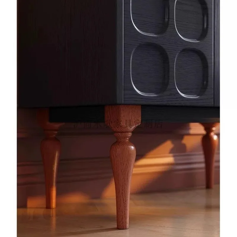 mobiletto, divano del piccolo appartamento del soggiorno, mobiletto laterale da pranzo contro il muro, mobiletto portaoggetti, mobiletto da tè medievale nero