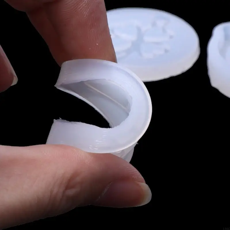 L93C SHINY SILICONE RESIN RENS CLOVER EARRING MOOT