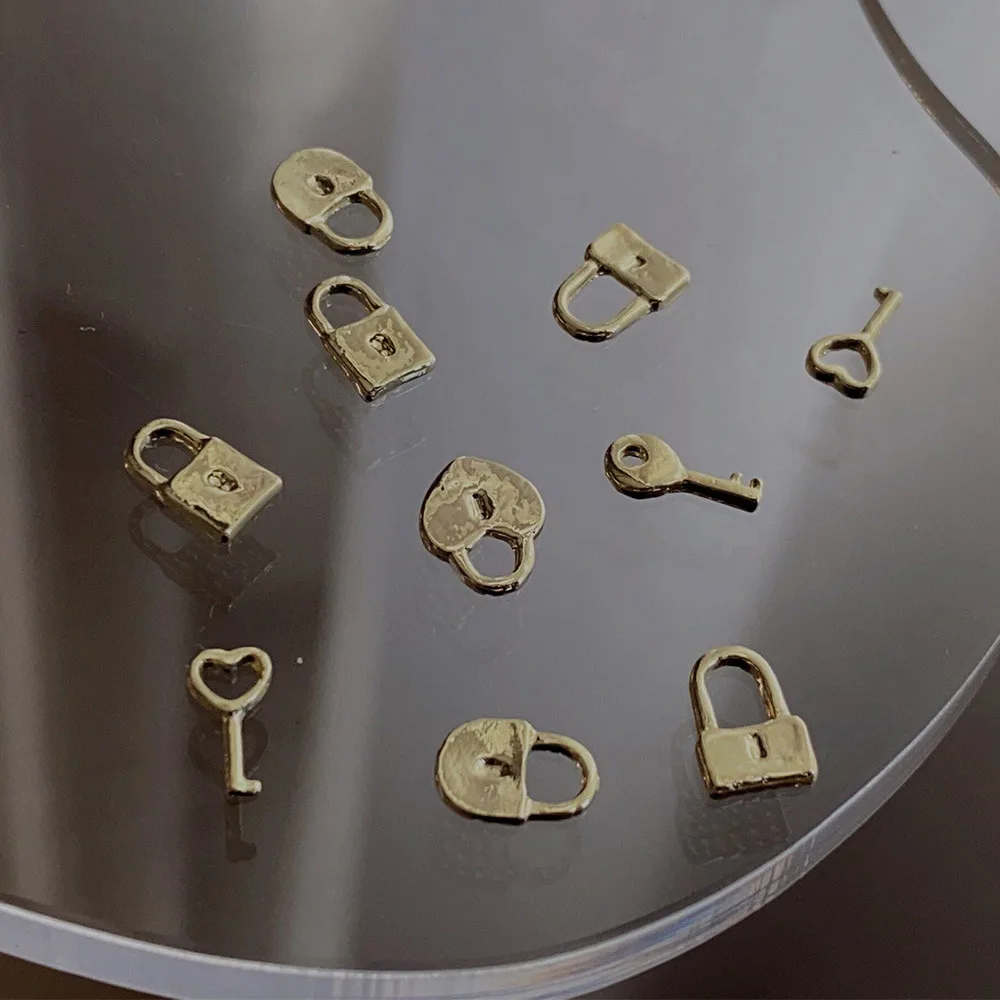 -Locking Lover- Mini llave de corazón de San Valentín aleación metálica 3*7mm pequeño bloqueo de corazón fácil cromo K Charms Ins baratija de uñas de moda 404