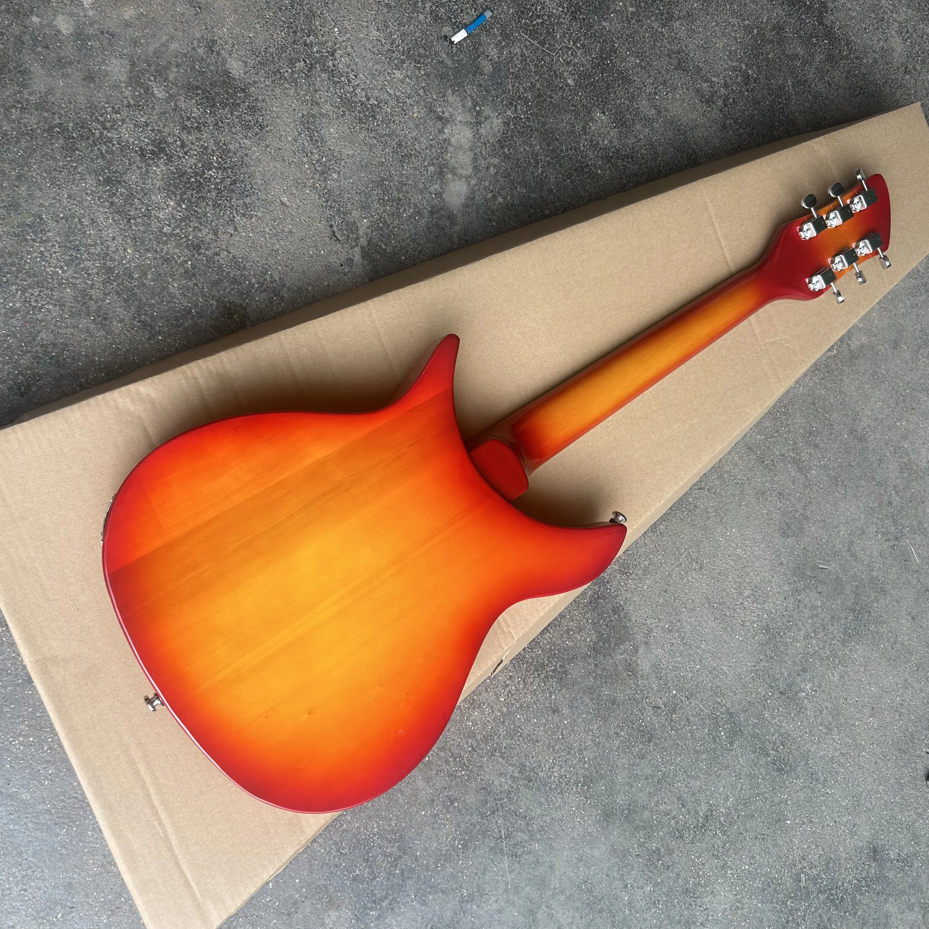 مخزون، جيتار كهربائي أحمر 325، طول سلسلة فعال 527 مم، لوحة حماية بيضاء، تجارة الجملة والتجزئة