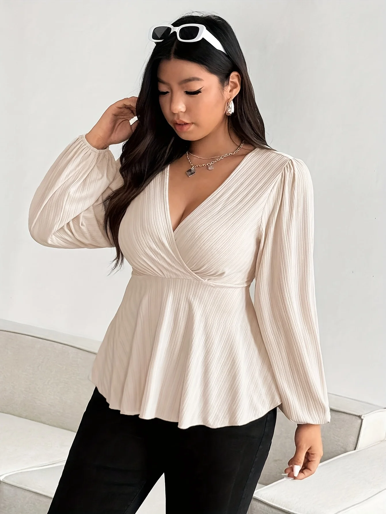 Plus-Size V-Ausschnitt Slim-Fit Langarm-Oberteil für Damen, Einfarbig, Elegantes V-Ausschnitt-Oberteil mit Laternenärmeln – Detail 10
