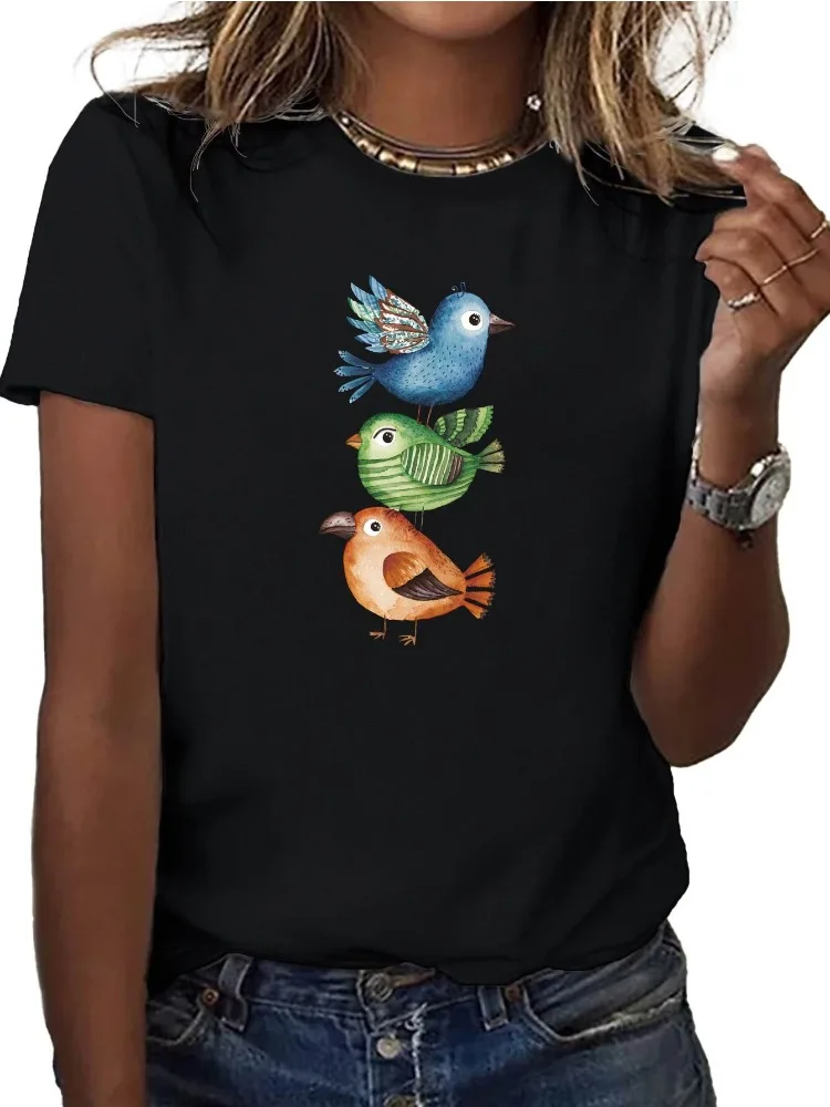 Women's Soft T-Shirt with Colorful Bird Pattern Comfortable and Fitted Crew Neck Short Sleeves Casual and Fashionable Style