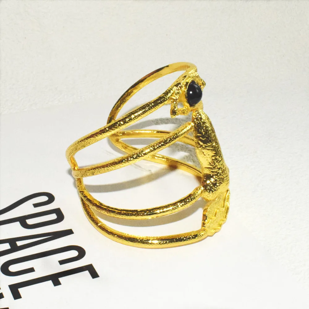 العلامة التجارية عرض الأزياء سبيكة متعددة الطبقات الأنف عيون الشفاه الكفة سوار للنساء مجوهرات مبالغ فيها اليد المفتوحة أساور اكسسوارات