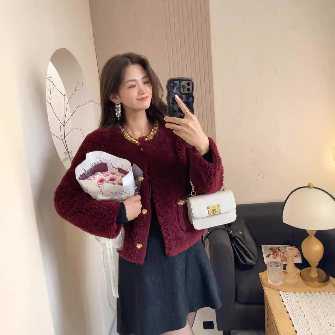 

Пальто из ангоры красного цвета 2024 года с отделкой из меха ягненка, кожаное, стеганое, с длинными рукавами и круглым вырезом, для женщин