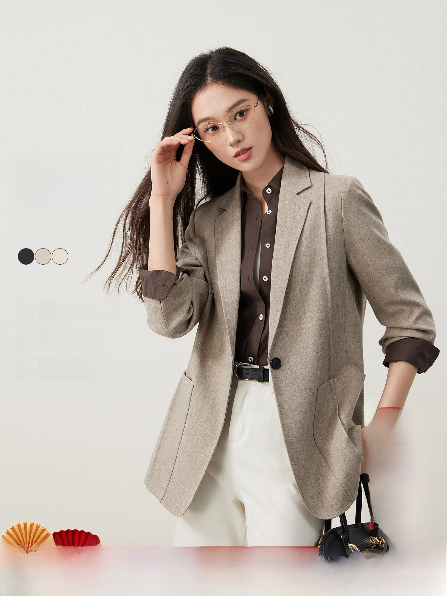 

Простой модный однотонный женский костюм весна 2026: пиджак с подплечниками и прямые брюки из коллекции Micro Spring 2026 Early Pure Color