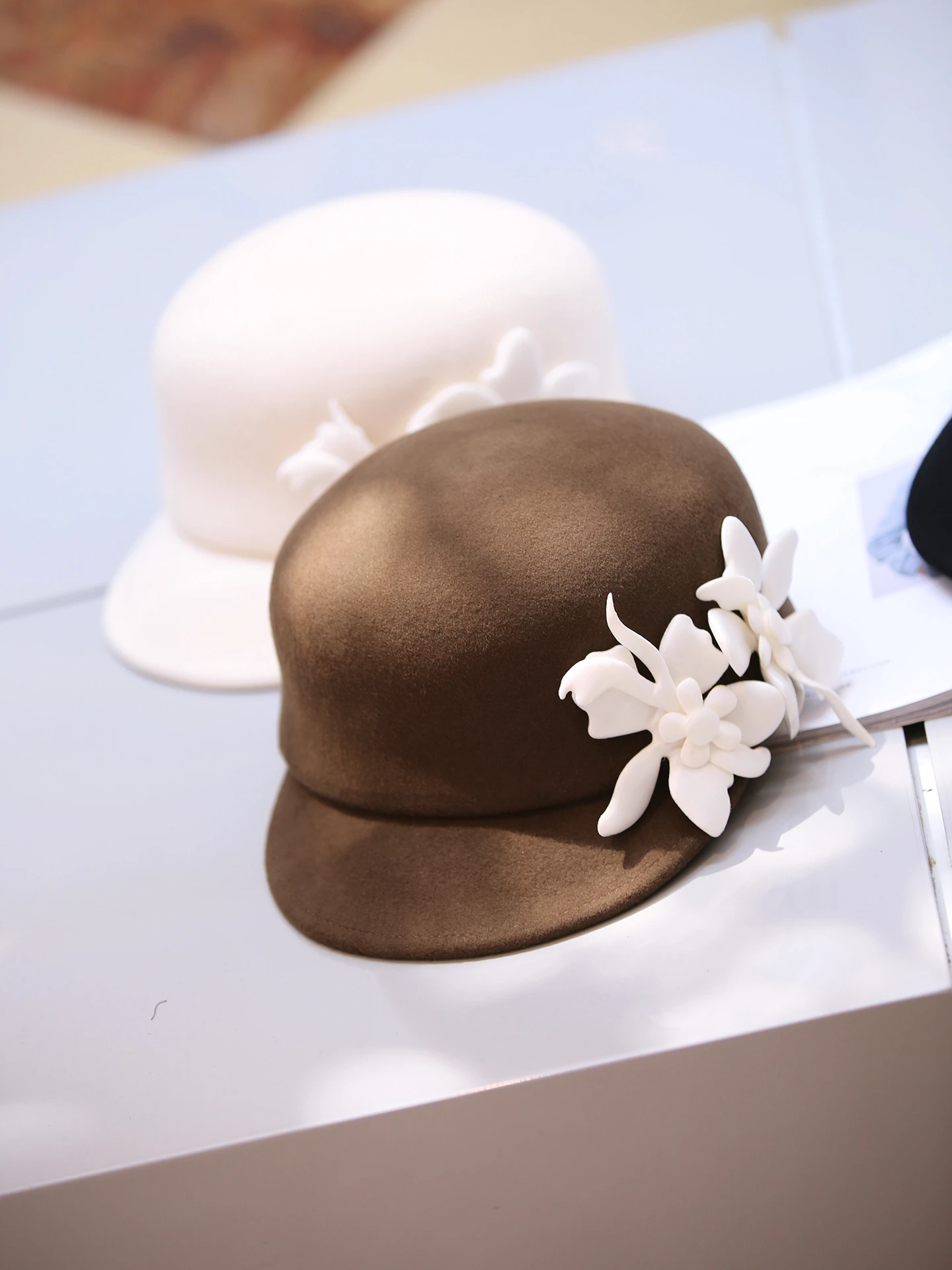chapeau-elegant-en-feutre-de-laine-pour-femme-chapeau-rond-d'automne-et-d'hiver-coupe-flatteuse-pour-le-visage-style-chevalier-broderie-florale-3d-chaleur