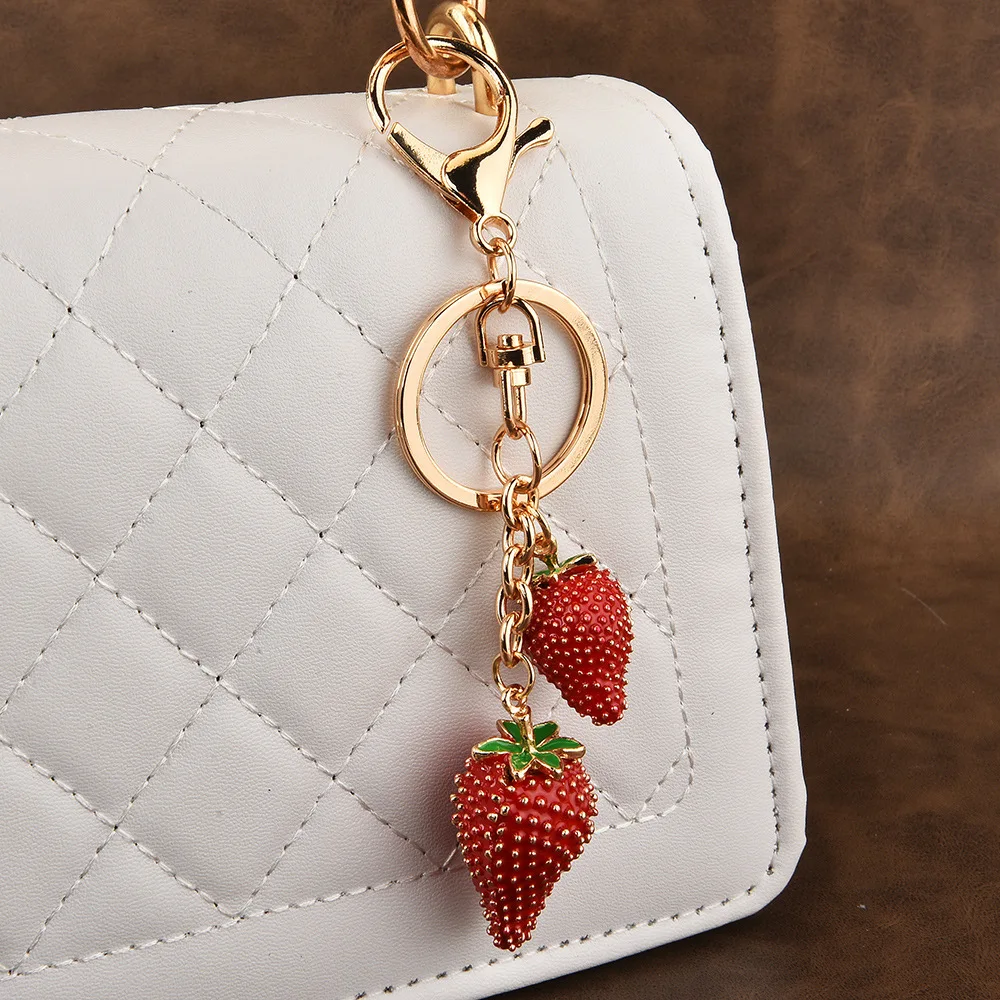 

2025 Fashionable little strawberry fruit ladies' car keychains, cute alloy keychains, keyrings, bags and pendants