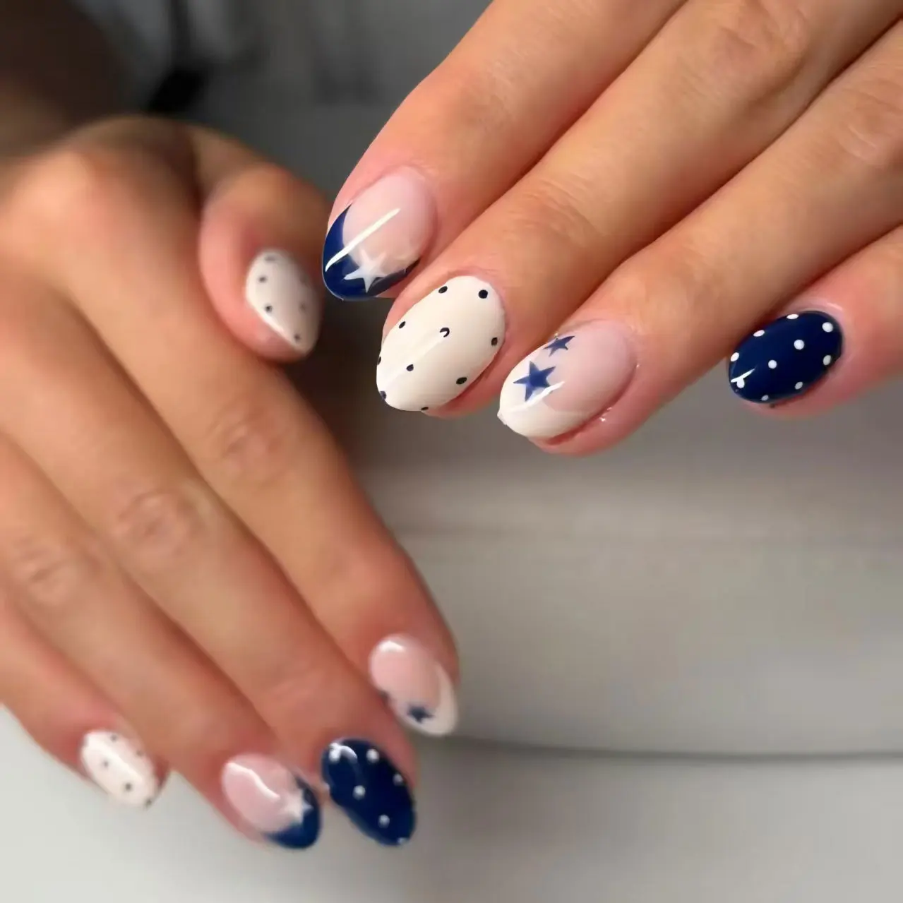 24Pcs Pentagram Press on Fake Nails with French Design Short Oval Nail Tips with Polka Dot Star Pattern Detachable False Nail view 3