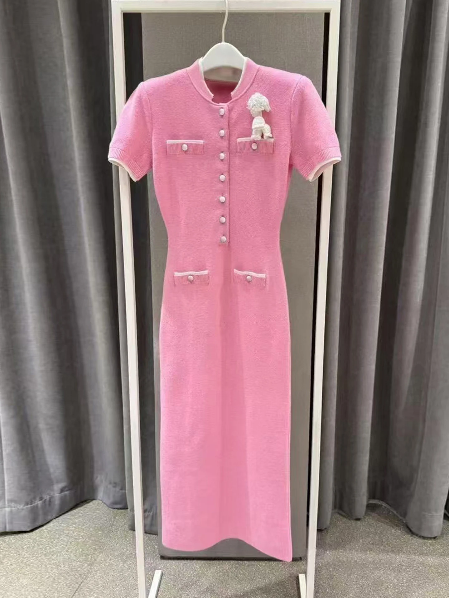 

Элегантное женское длинное вязаное платье с цветочным узором, приталенное, осеннее 2025, для офиса, с высокой талией, коротким рукавом, круглым вырезом, на одной пуговице