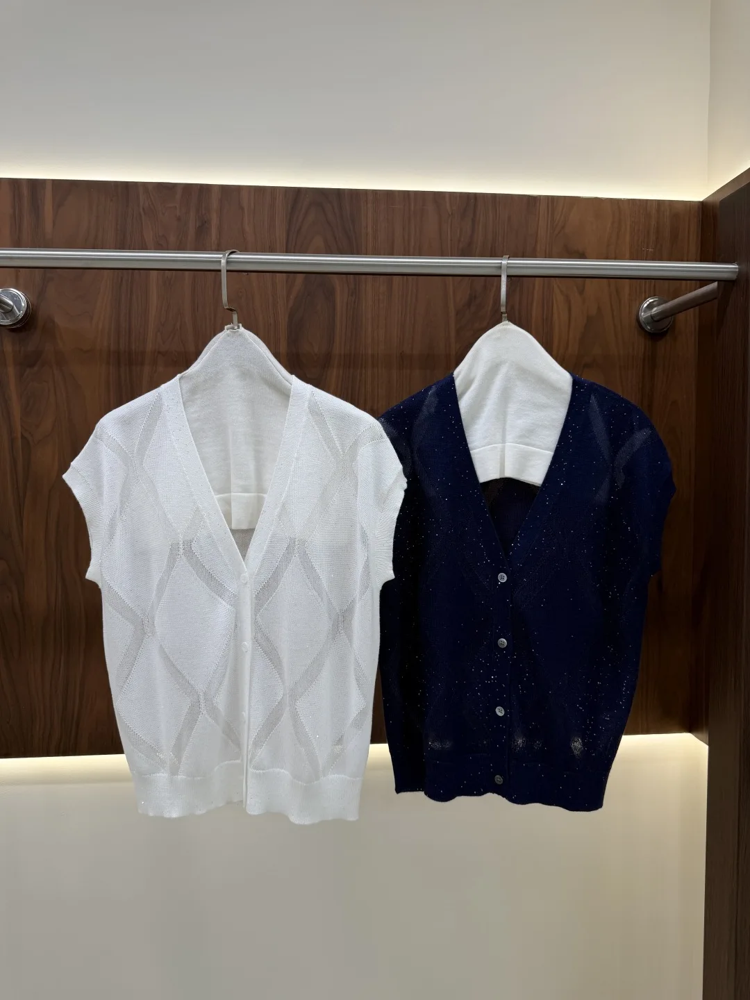 

2026 Summer New Arrival: Women's V-Neck Knitted Top — Stylish Sequin-Embellished, Drop-Shoulder T-Shirt (Versatile Style)