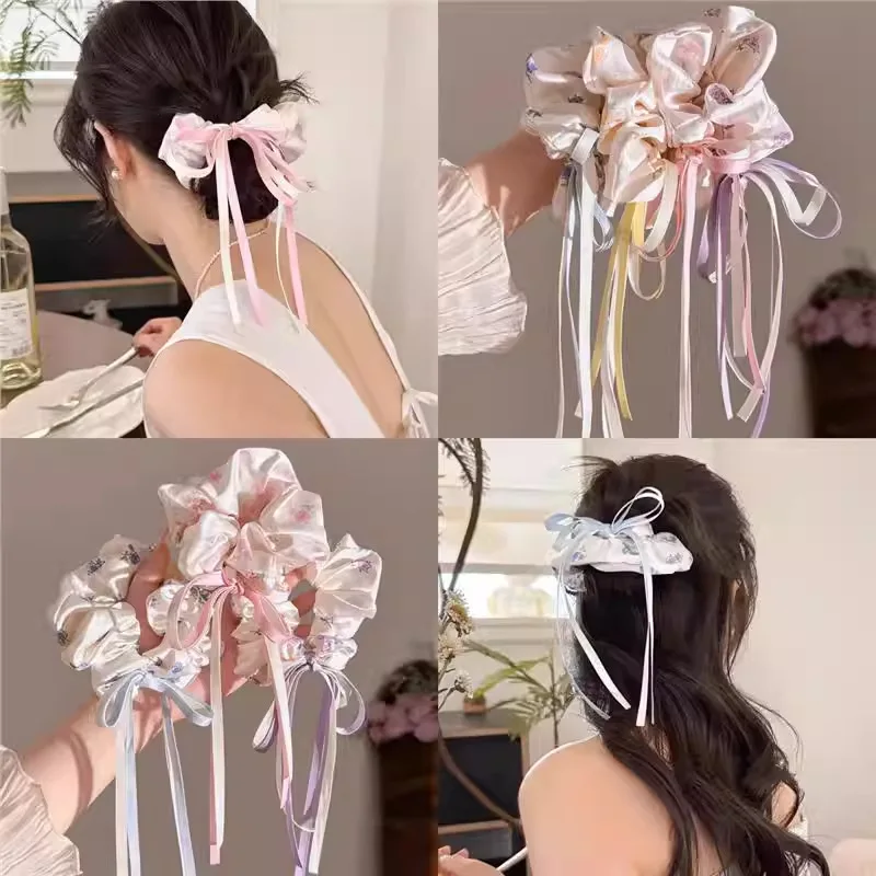 1PC Chouchous en satin à motifs floraux avec pompons en ruban pour femmes, élastiques à cheveux doux à imprimé pastel avec nœud, collection Printemps-Été