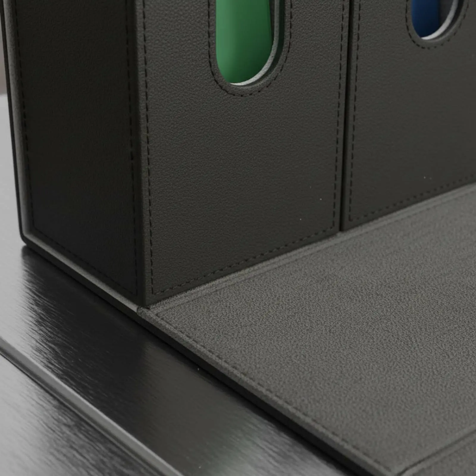 

Многофункциональный футляр для карт с мягкой защитной внутренней отделкой, адаптируемый для хранения коллекционных карт, на несколько колод, с нескользящей текстурированной поверхностью