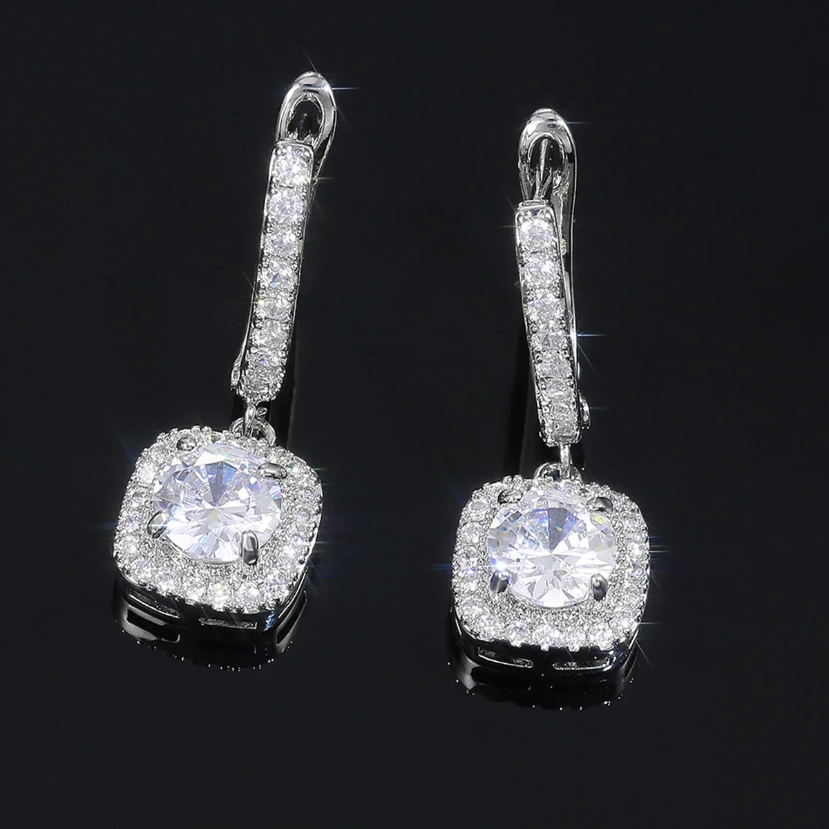 1 Pair of Hot New, Delicate Ladies Micro-inlaid Zircon Earrings