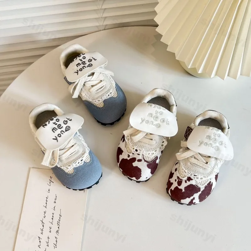 

Дышащая повседневная обувь с сеткой для девочек, новинка весны 2024, трендовая детская модная удобная спортивная обувь, кроссовки на шнуровке на мягкой подошве