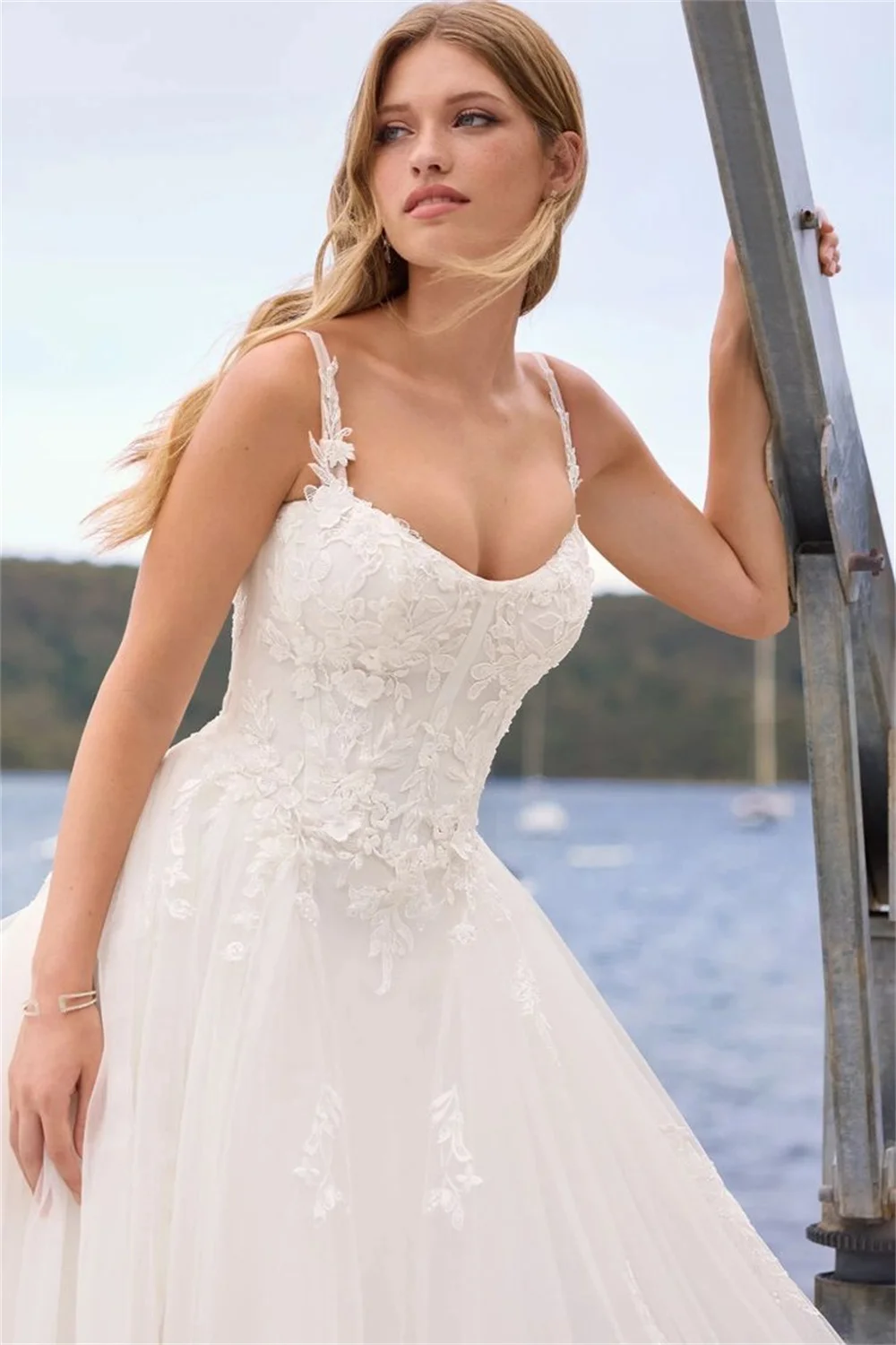 Kyoto Customized Empire Waist Spaghetti Strap Lace Wedding Dress Gorgeous Appliques White فستان زفاف Court Train Abito da sposa