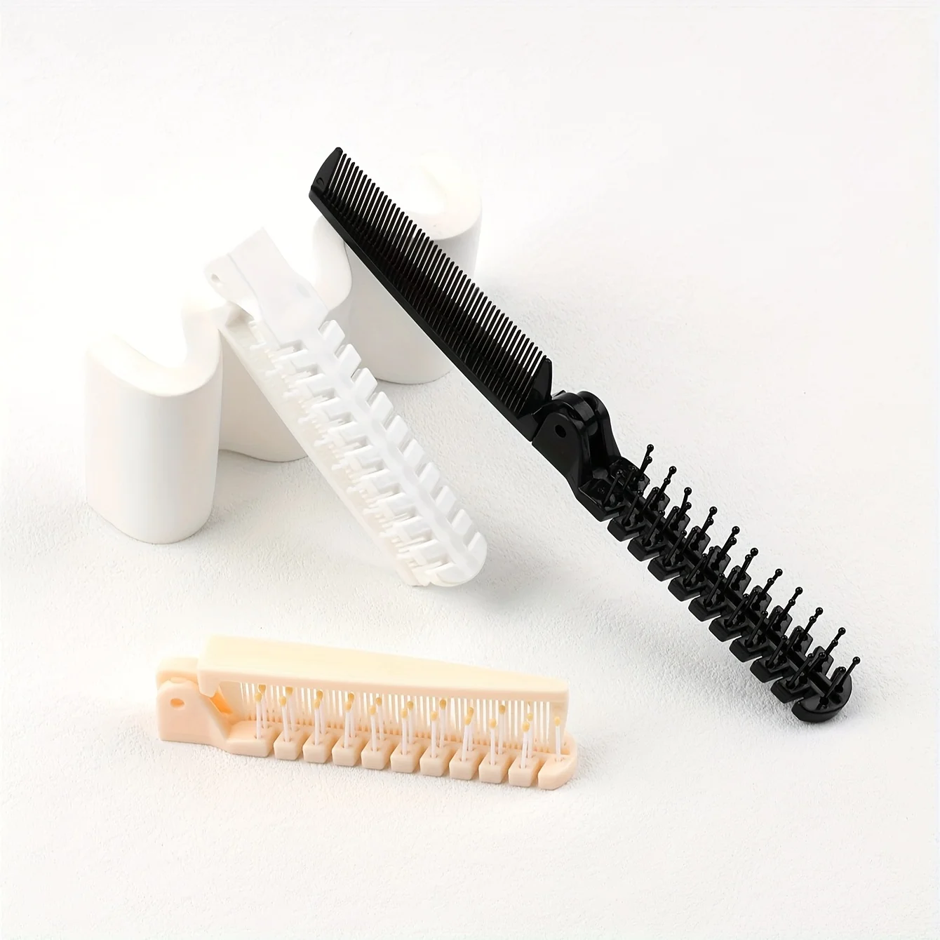 1 مشط محمول قابل للطي على الوجهين - أسنان بلاستيكية متينة، مقبض مريح للشعر العادي، ضروري للسفر