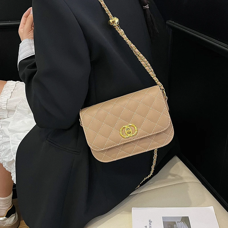 

Modern Japandi Style Diamond Pattern Chain Bag For Women With Lock Closure Versatile For All Occasions