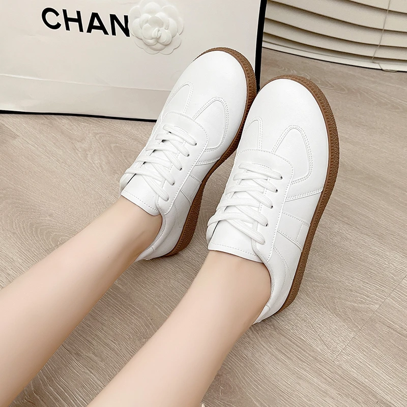 2026 امرأة جديدة الاتجاه أحذية رياضية كاجوال مريحة الدانتيل يصل الشقق حذاء تنس تنفس المشي الركض حذاء Zapatillas De Mujer