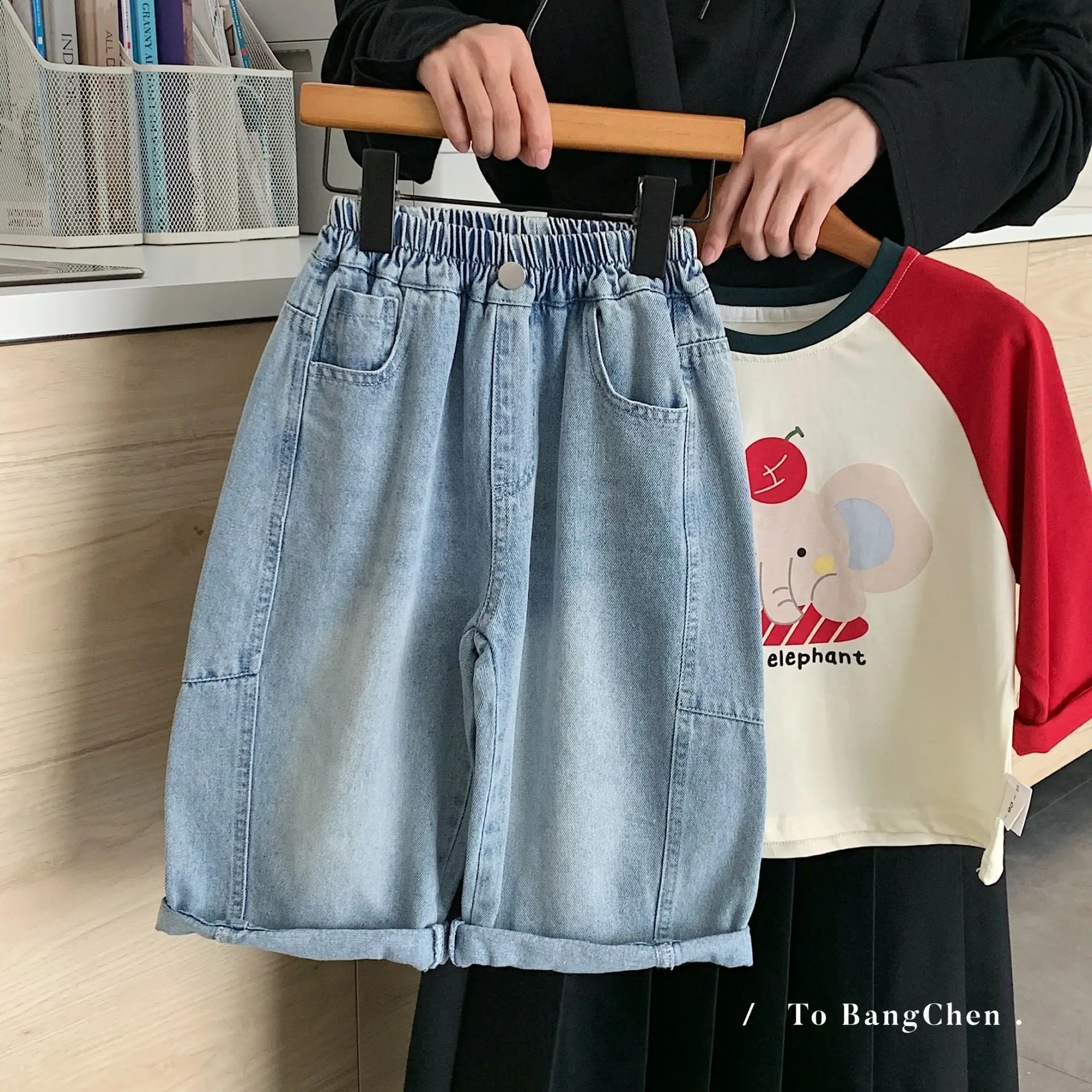 

2026 весенние детские джинсовые штаны для мальчиков, модные однотонные универсальные брюки для маленьких мальчиков с эластичной резинкой на талии, свободные детские джинсы для маленьких мальчиков