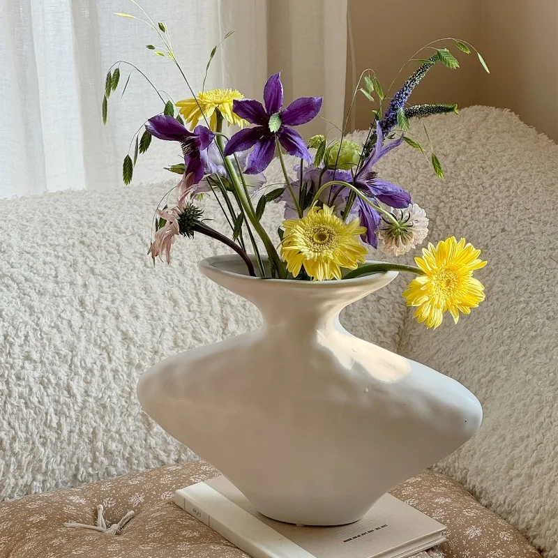 Wabi Sansan special-shaped white ceramic vase, artistic pleated texture flower ware, living room entrance flower arrangement
