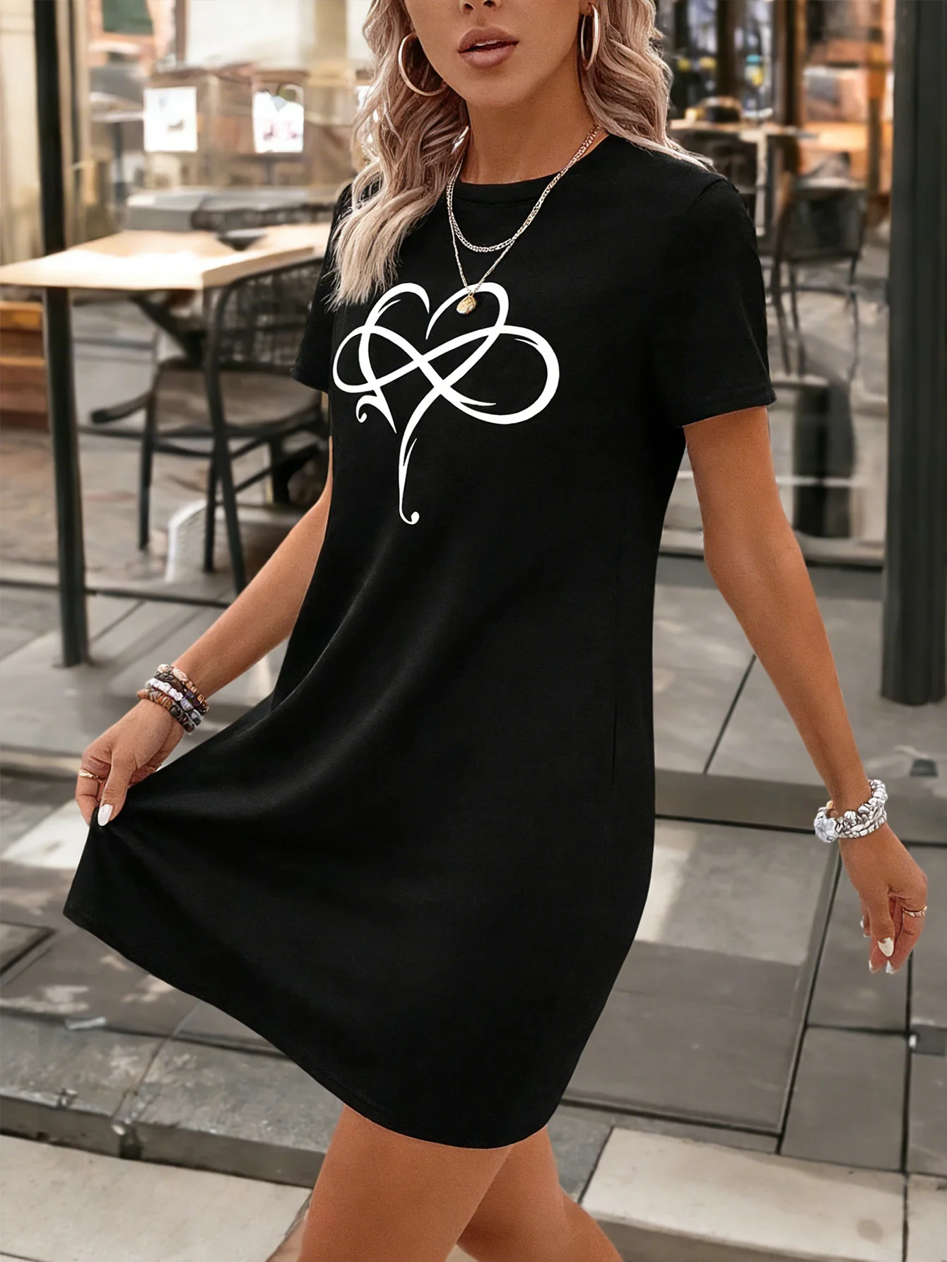 Women's Dress with Heart-Shaped Pattern Print, Casual Round-Neck Short-Sleeved Fashionable Dress