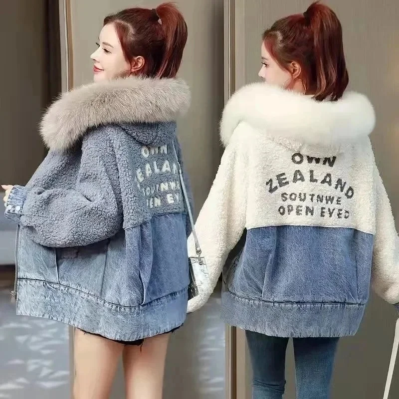 

2024New Cowboy Coat Women's Autumn Winter Short Denim Jacket Hooded With Velvet Thick Fur Collar Fur One Lamb Fur Coats Top Lady