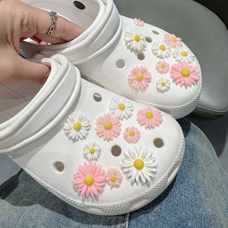 18 teile/satz Heißer Verkauf DIY Loch Schuhe Charms Daisy Blume Zubehör Designer Qualität Garten Schuh Dekoration Mädchen Geschenk