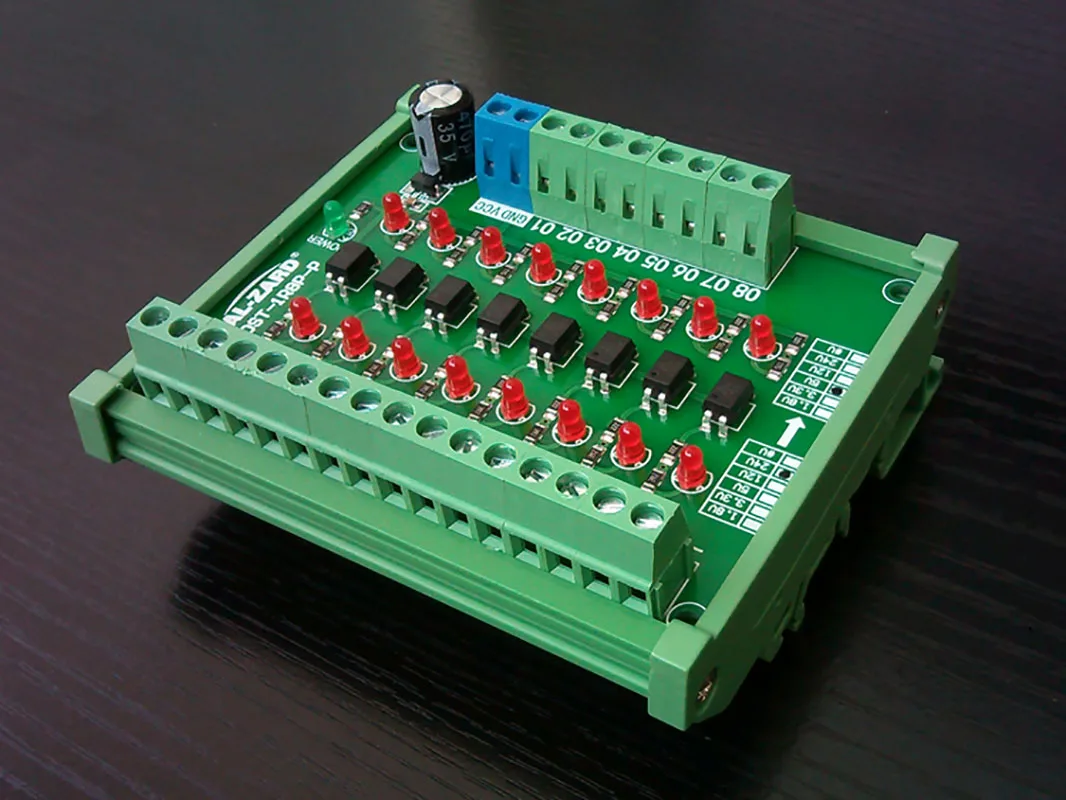 8-channel optoelectronic isolation module PLC signal level voltage conversion board PNP output DST-1R8P-P