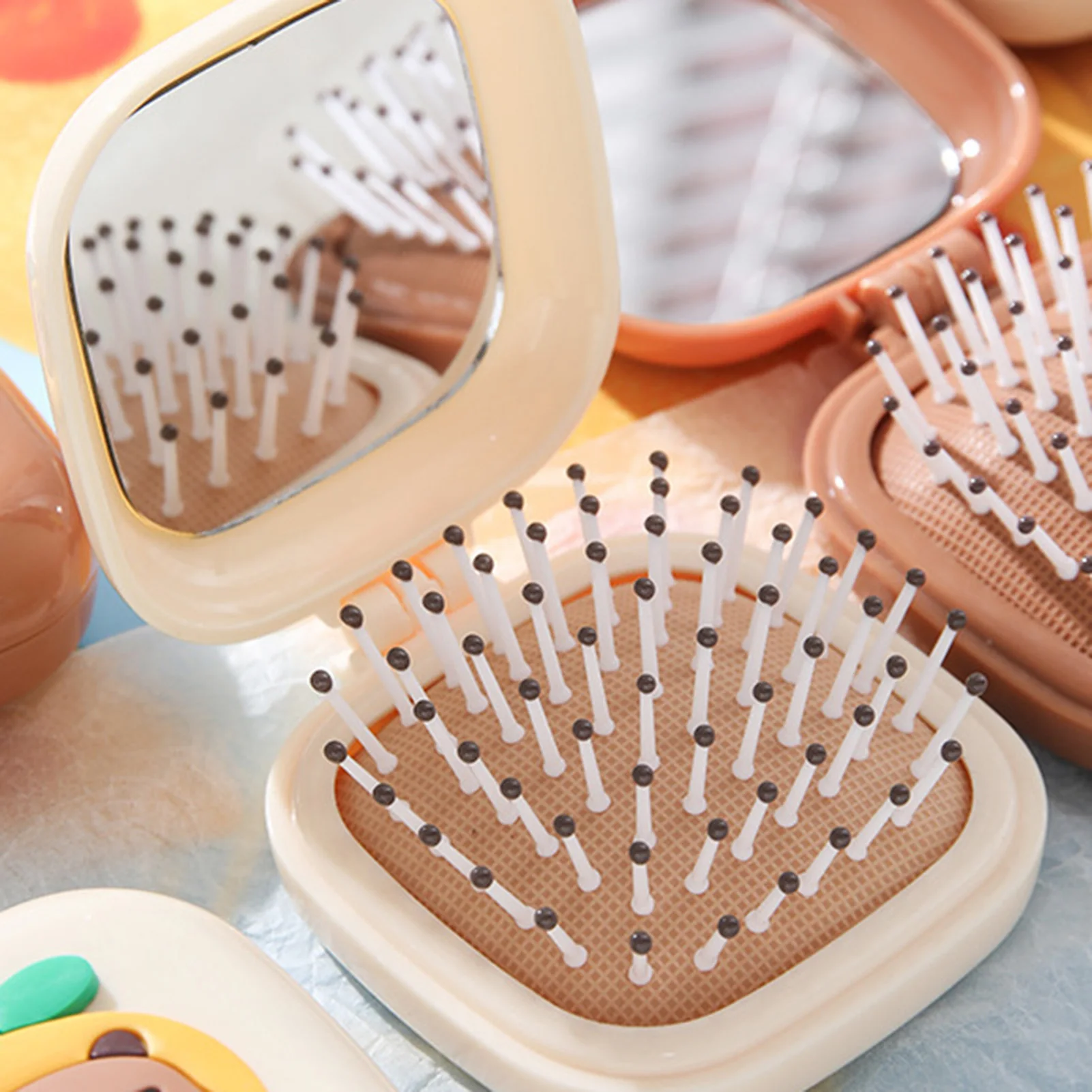 مشط وسادة الجيب، مشط وسادة هوائية بنمط كابيبارا الكرتوني الجميل، مشط تدليك قابل للطي مع مرآة محمولة تعمل باللمس