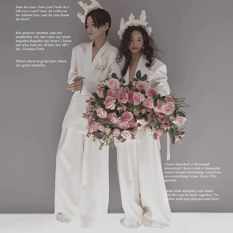 

Новый белый костюм для пары: уличный стиль, фотосессии, модные журналы, свадебные платья, фотосъемка в белых костюмах, показ мод