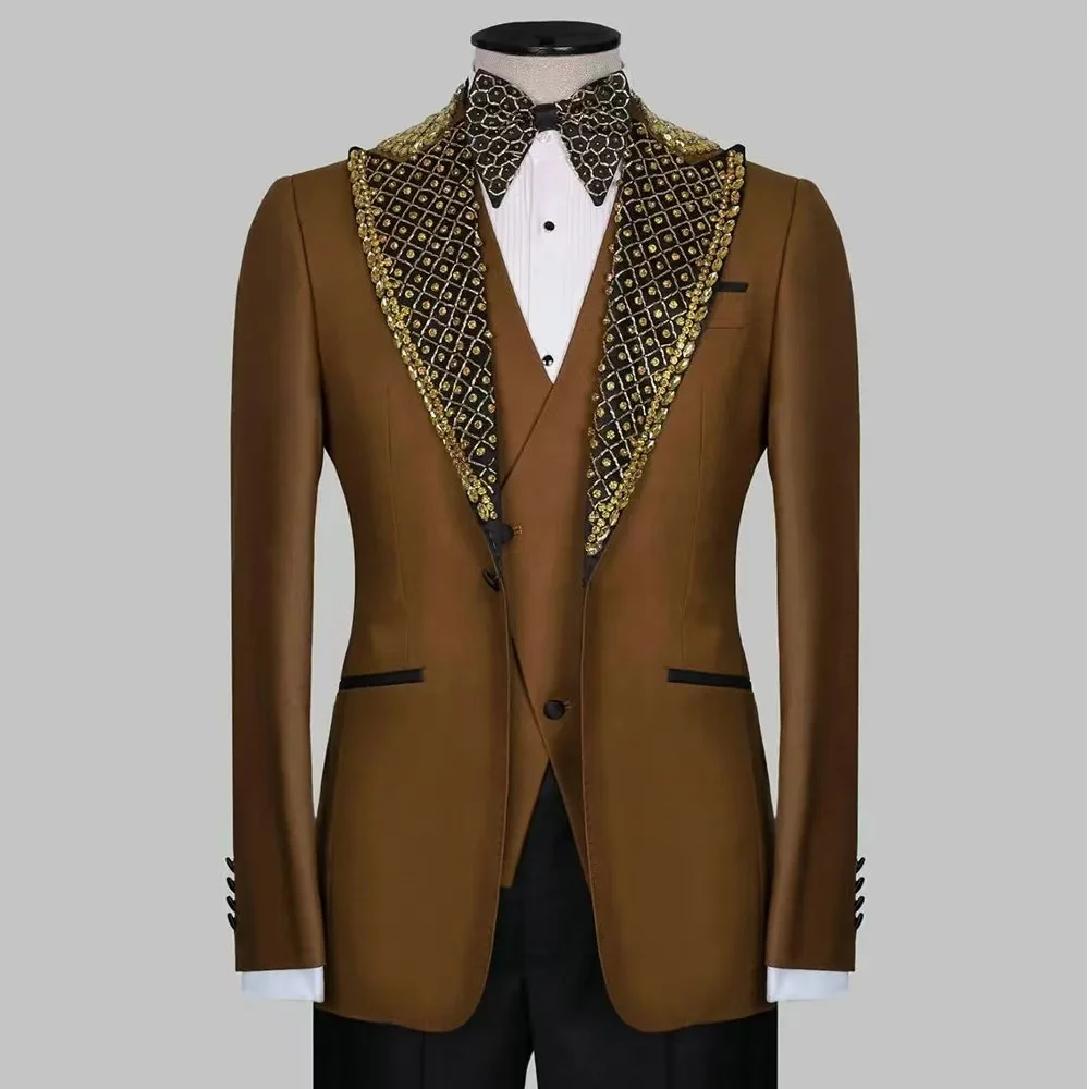 

Brown Men Suits 2 Pcs Jacquard Blazer+Black Pants Gold Crystal Stone Wedding Tuxedo Coat Customized Formal Groom Jacket Trousers